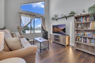 Point Loma 2BR Townhome w Parking in Prime Location - 6