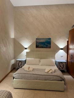 La cartolina di Napoli free parking for small cars only - 5