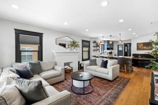 Charming 2BR in Heart of LA with Spacious Backyard - 9