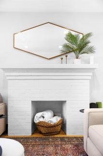 Charming 2BR in Heart of LA with Spacious Backyard - 8