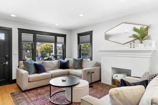 Charming 2BR in Heart of LA with Spacious Backyard - 6