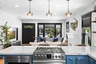 Charming 2BR in Heart of LA with Spacious Backyard - 2