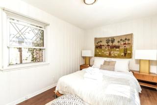 Chic Beach Bungalow 3 Blocks from the Sand - 7