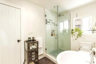 Chic Beach Bungalow 3 Blocks from the Sand - 5