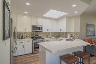 NEW Charming Beach Style 2BR Half Block to OB Pier - 7