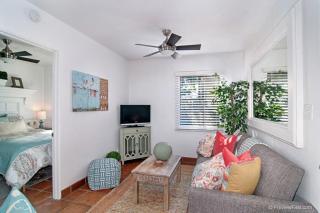 Cute Old Town Cottage near Downtown Beaches - 9