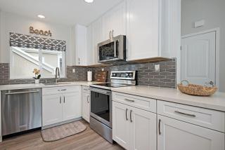 Chic Upstairs Condo Steps from Strands Beach - 3