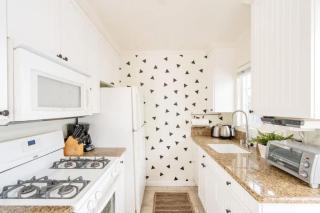 Pacific Beach Cottage 2 Walk to the Beach and Bay - 8