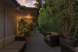 Hollywood Dell Oasis, Canyon VIEWS, Fire Pit and BBQ - 5