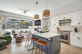 Beachfront Bliss in HB Luxury Ocean View Rental - Huntington Beach - 2