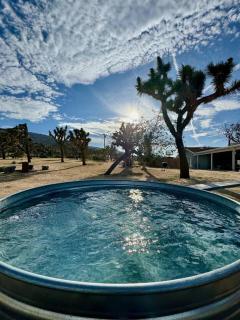 Private Rooms Hot Tub Fire Pit Bar Mini Golf - Joshua Tree - 9