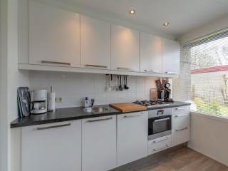 Bungalow near Dutch Beach & Family-Friendly Park - Callantsoog - 7