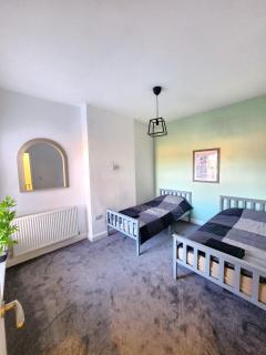 Cozy & Bright 2BR in Long Eaton - 2