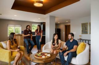 Elegant Riverside Escape Bottom-Floor Haven - Louisville - 0