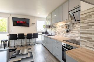 Large 4 Bedroom Apartment near metro - only 30 minutes to Paris and Disneyland - 5