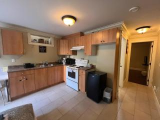 Cozy Guesthouse Close to Mall & Skytrain - Vancouver - 8