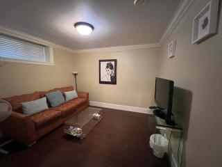Cozy Guesthouse Close to Mall & Skytrain - Vancouver - 5