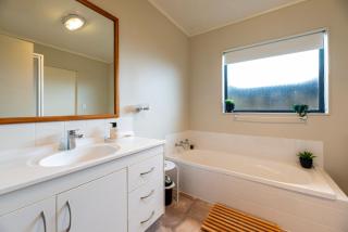 Papamoa Waves - Seaside Getaway - 3