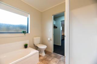 Papamoa Waves - Seaside Getaway - 1