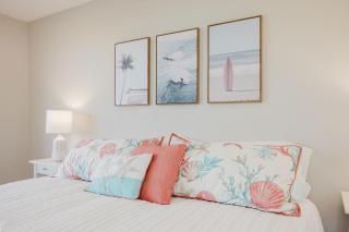 Harborlight House Coastal Comfort with Filtered Ocean Views walk to Harbor - El Granada - 1