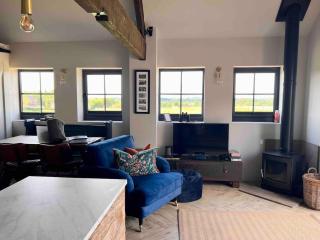 The Old Tractor Shed Luxury Private Hot Tub & View - - 6