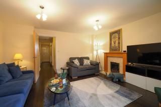 Spacious Comfy 4 Bed Home - Sleeps up to 7 & Pets - 2