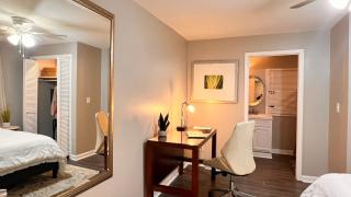 Modern 3BR Retreat, 15 Mins to ATL Airport, Fenced Yard & Free Parking - Atlanta - 1