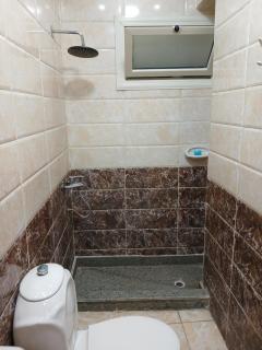شقه فاخره مجهزه بالكامل مكيفه مع ثلاث غرف في وسط الاقصر - Luxor - 7