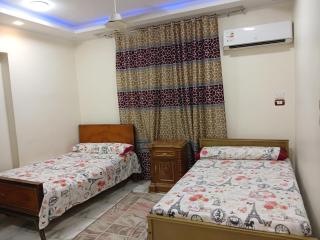 شقه فاخره مجهزه بالكامل مكيفه مع ثلاث غرف في وسط الاقصر - 6