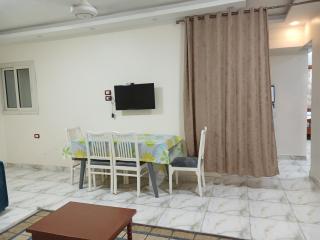 شقه فاخره مجهزه بالكامل مكيفه مع ثلاث غرف في وسط الاقصر - Luxor - 5