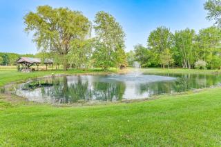 5-Acre Kingston Getaway Pond, Peacocks and Fire Pit - - 0