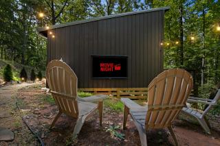 Couple's Cabin With Outdoor Movies, Firepit and Hot Tub - Rose Peak Loft - 6