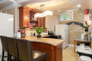 Deluxe Room in Luxury Homestay Steps from Mall & Skytrain - Vancouver - 7