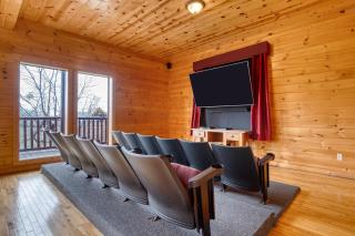 Lookout Lodge by AvantStay Sleeps 18 Hot Tub Game Room Movie Theater View - 7