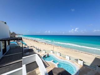 Oceanfront w/balcony, pool & beach access - Cancún - 1