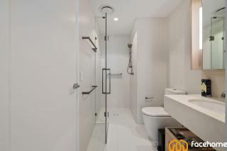 Elegant City Escape 1-Bedroom Riverfront Stay - 2