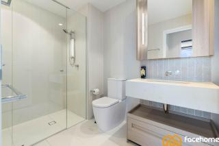 Elevated Luxury at QWR City & River Views - 4