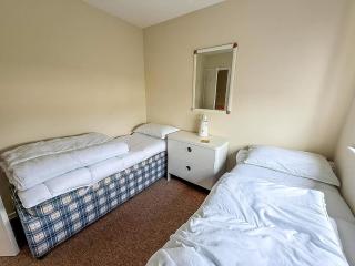 Lovely 4 Berth Chalet To Hire In Hemsby Nearby The Beach Ref 18177B - Hemsby - 2