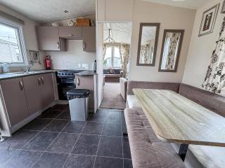 Superb 8 Berth Caravan For Hire At A Great Holiday Park In Norfolk Ref 50026M - Great Yarmouth - 2