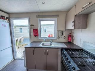 Superb 8 Berth Caravan For Hire At A Great Holiday Park In Norfolk Ref 50026M - Great Yarmouth - 1