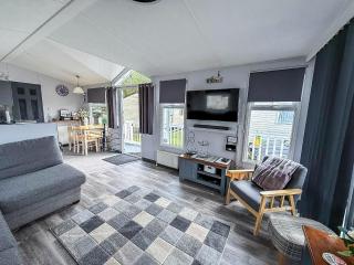 Great 6 Berth Spacious Caravan With Large Outdoor Space Ref 50056L - 3