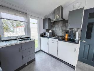 Great 6 Berth Spacious Caravan With Large Outdoor Space Ref 50056L - 2