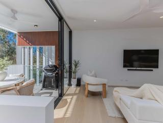 Lakehouse No 4- Luxury Lakefront Getaway Villa Pets Welcome - 1
