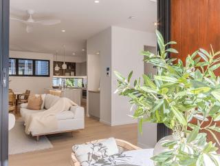 Lakehouse No 4- Luxury Lakefront Getaway Villa Pets Welcome - Cabarita Beach - 2