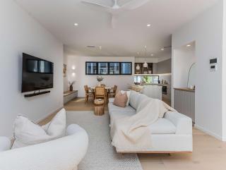 Urbanstayz - Lakehouse No 4- Luxury Lakefront Getaway Villa Pet Friendly - 5