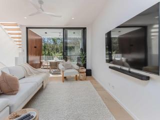 Lakehouse No 4- Luxury Lakefront Getaway Villa Pets Welcome - Cabarita Beach - 8