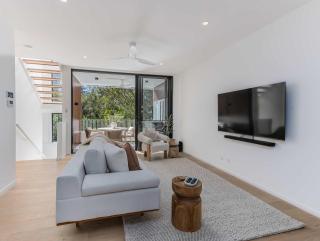Lakehouse No 4- Luxury Lakefront Getaway Villa Pets Welcome - Cabarita Beach - 6