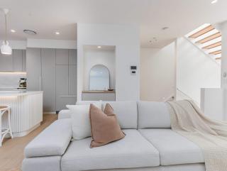 Lakehouse No 4- Luxury Lakefront Getaway Villa Pets Welcome - 4