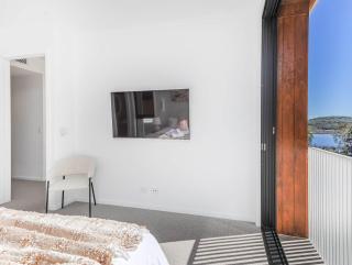 Lakehouse No 4- Luxury Lakefront Getaway Villa Pets Welcome - Cabarita Beach - 3