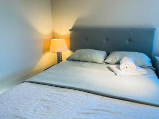Private Queen Bedroom in Kenaston, Walmart, Costco, MITT, IKEA, Outlet, Unversity of Manitoba are nearby - Winnipeg - 0